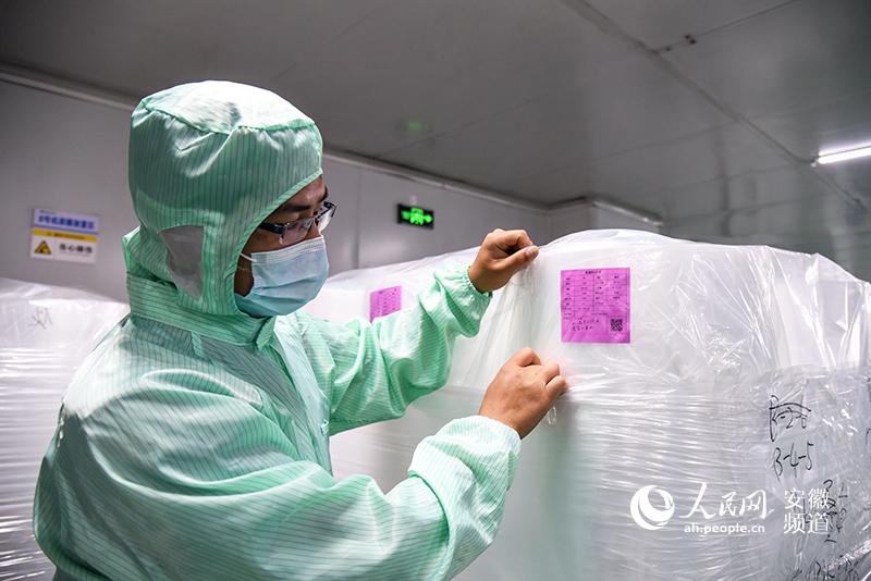 芜湖夏鑫新新型材料科技有限公司工人正在展示产品朔源二维码.